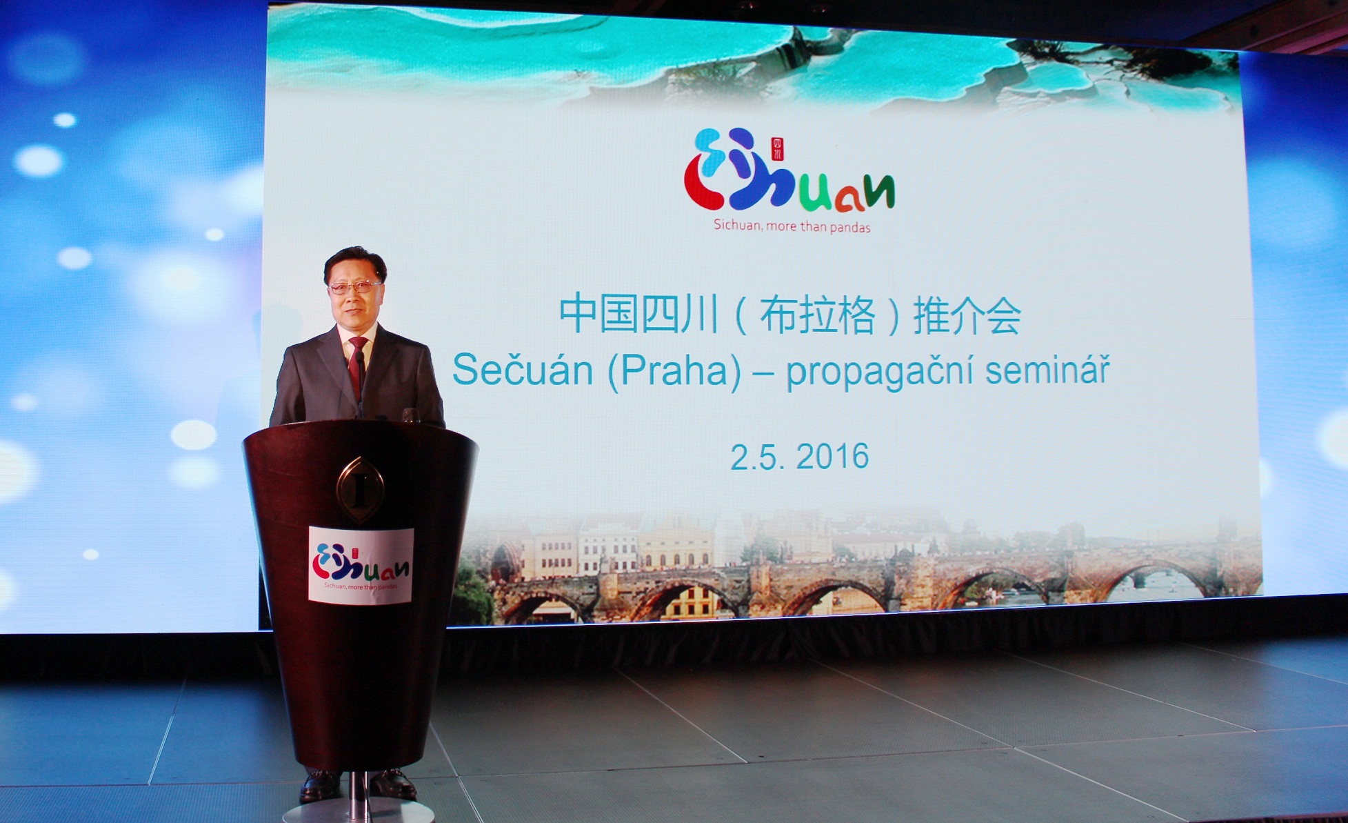 pg娱乐电子游戏app捷克中医中心在布拉格隆重举行揭牌仪式