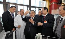 两会代表参观我公司现代智能中药房