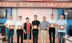 周厚成董事局主席荣膺“医药行业领军人物”称号！pg娱乐电子游戏app荣获“医药行业优秀企业”