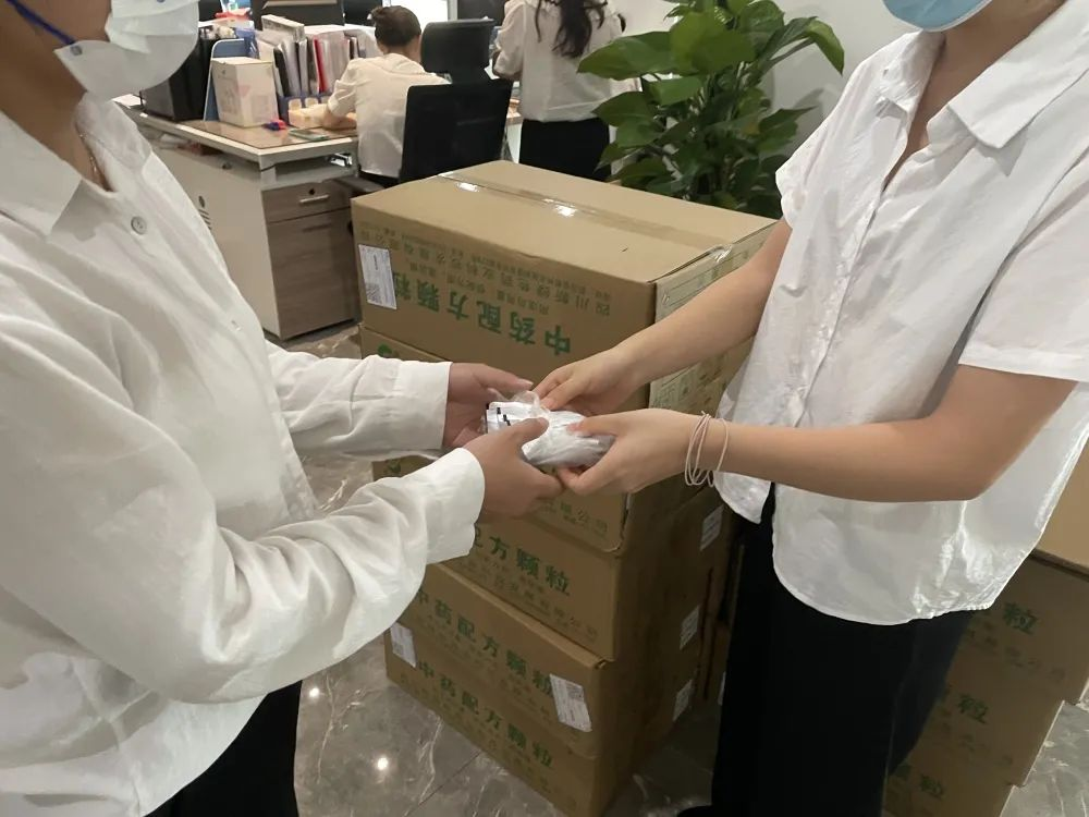 【暖心关怀·科学防疫】pg娱乐电子游戏app再次为全体员工发放防疫中药配方颗粒