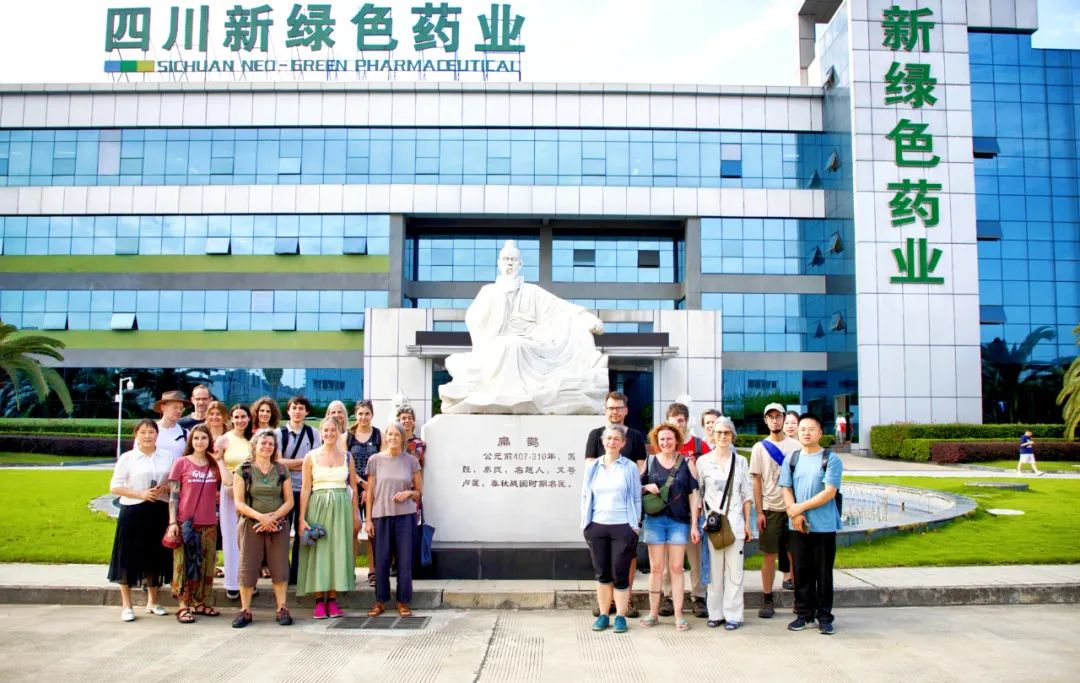 当阿尔卑斯山的雪水遇见四川盆地的药香，中医药正成为连接中瑞两国的“健康使者”